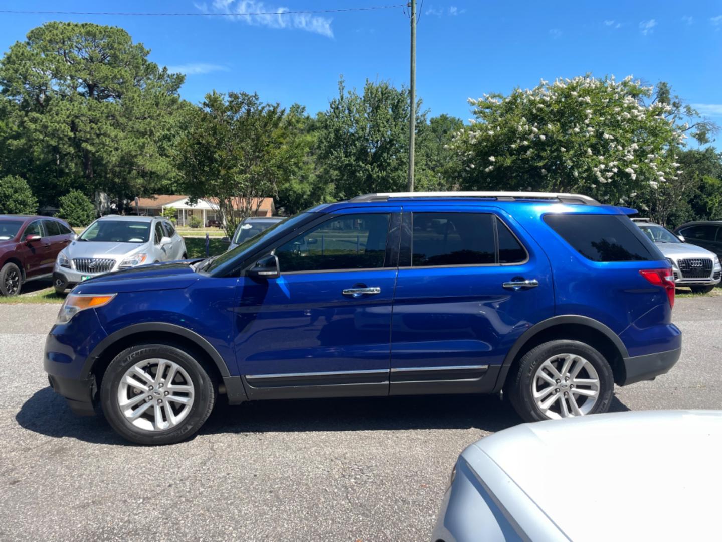 2015 BLUE FORD EXPLORER XLT (1FM5K7D86FG) with an 3.5L engine, Automatic transmission, located at 5103 Dorchester Rd., Charleston, SC, 29418-5607, (843) 767-1122, 36.245171, -115.228050 - Photo#3